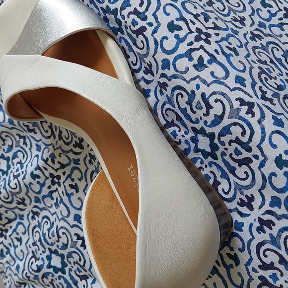 Naturalizer white and silver sandal flats women size 6.5M - Picture 7 of 10